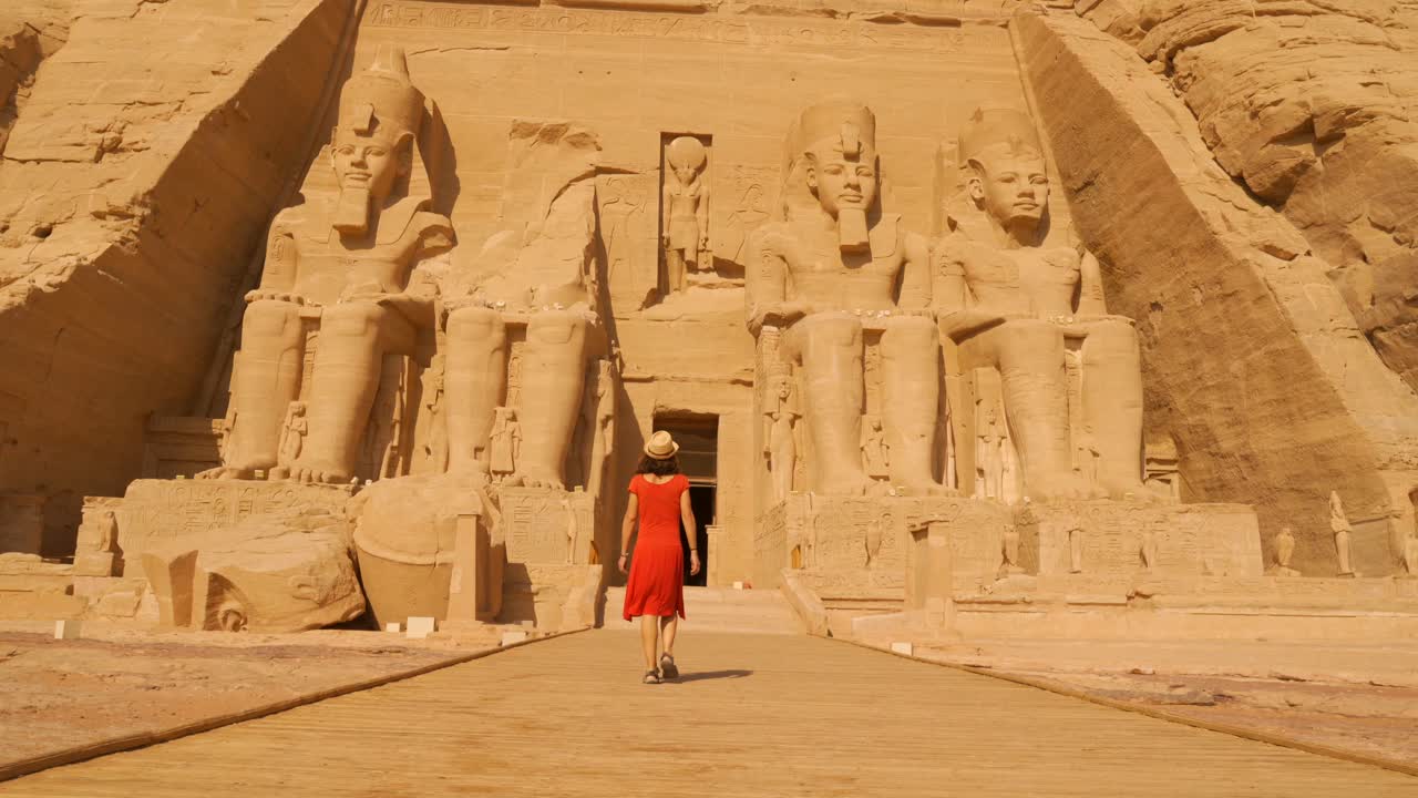 Donna in visita al tempio di Abu Simbel in Egitto