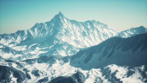 altas montañas bajo nieve en invierno