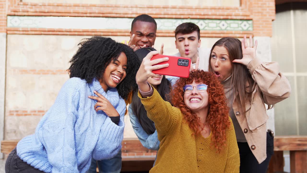 Un gruppo di amici che si fanno un selfie