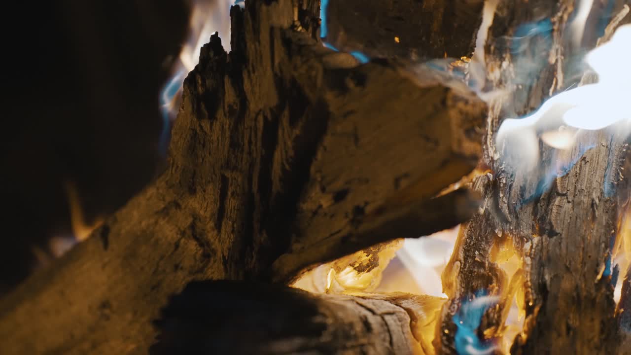 cámara lenta, primer plano de la quema de madera en cámara lenta en una fogata
