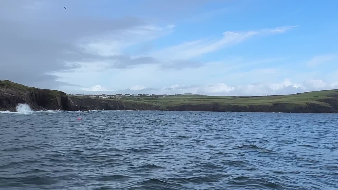 평온한 바다 파도가 느린 속도로 움직입니다.