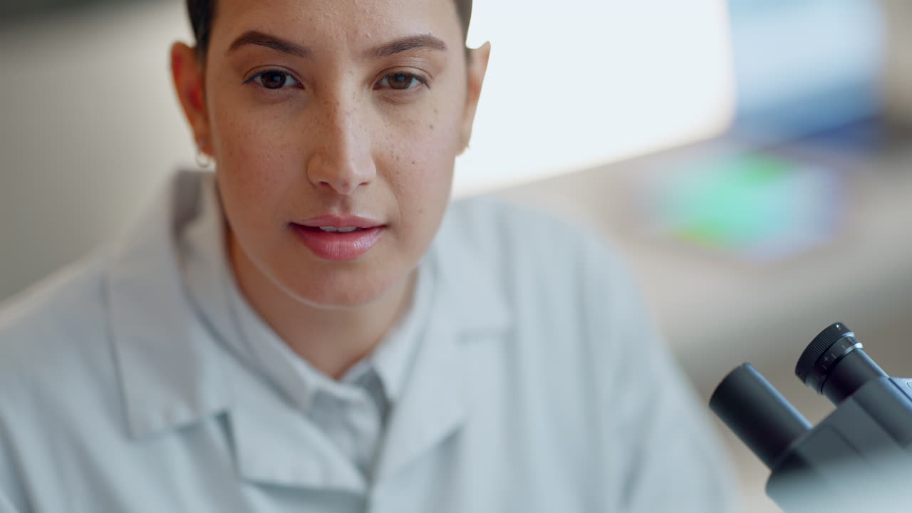 ciencia, investigación y mujer con microscopio
