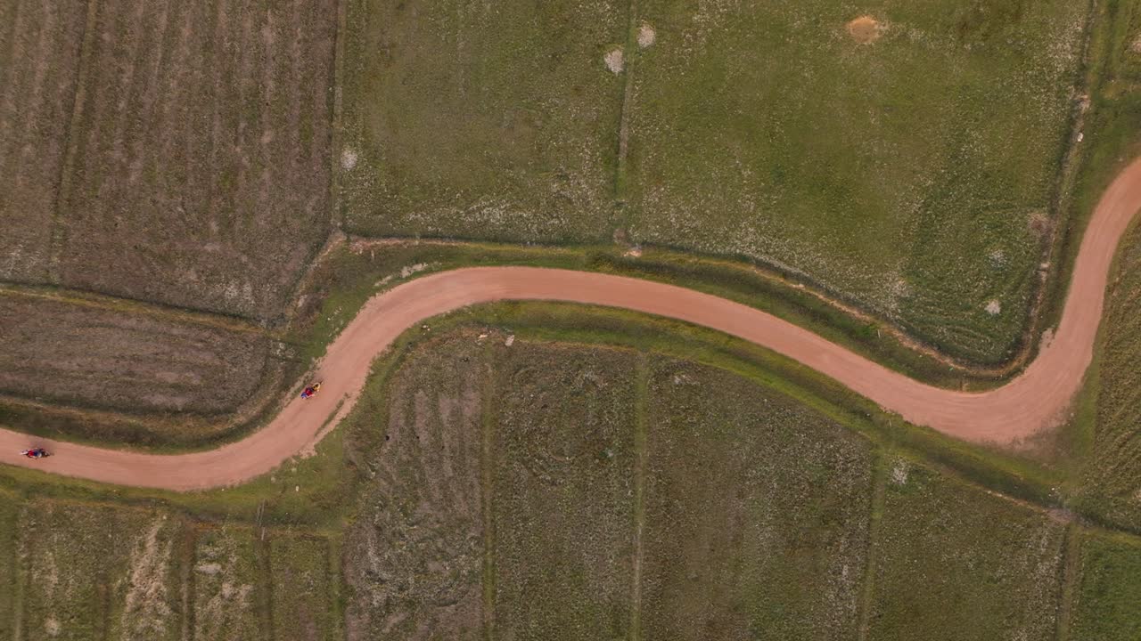 imágenes aéreas de drones de 4k de una carretera curva en tailandia, la isla de koh ya noi, los campos de arroz, asia, motocicleta, scooter, paseo