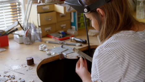 diseñadora de joyas que trabaja en el taller 4k