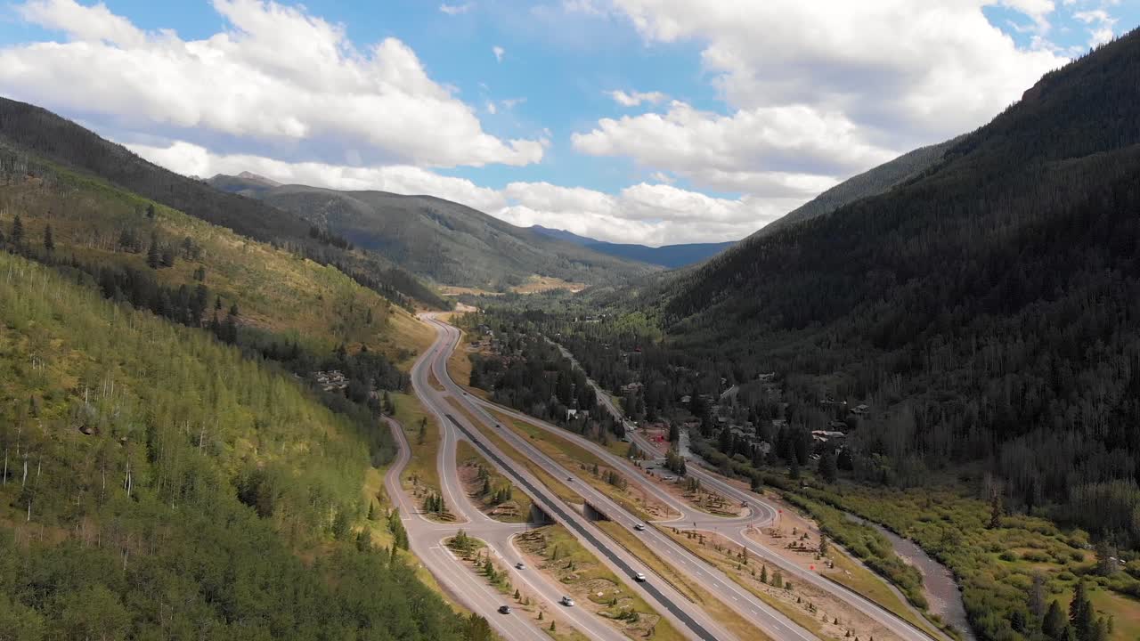 좋은 여름 오후 동안 콜로라도의 록키 산맥에서 산 계곡 고속도로