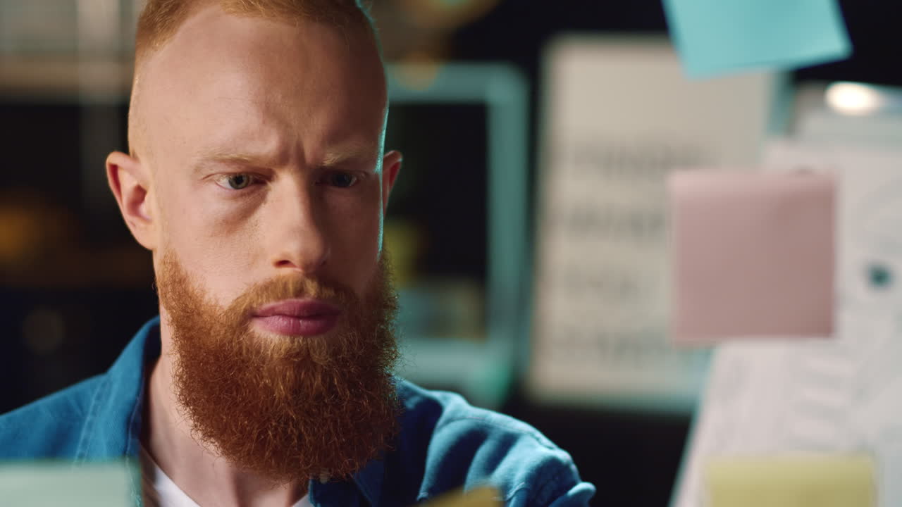 человек ставит новые наклейки