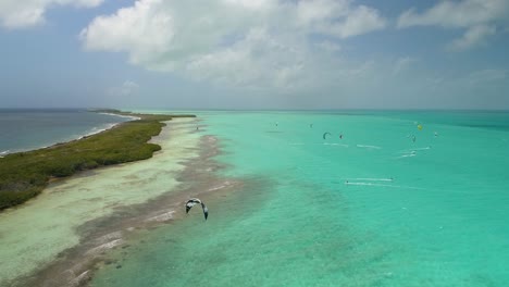 自然中的冒險運動風景,團體人風<unk>衝浪,無人機射擊 salinas los rocas