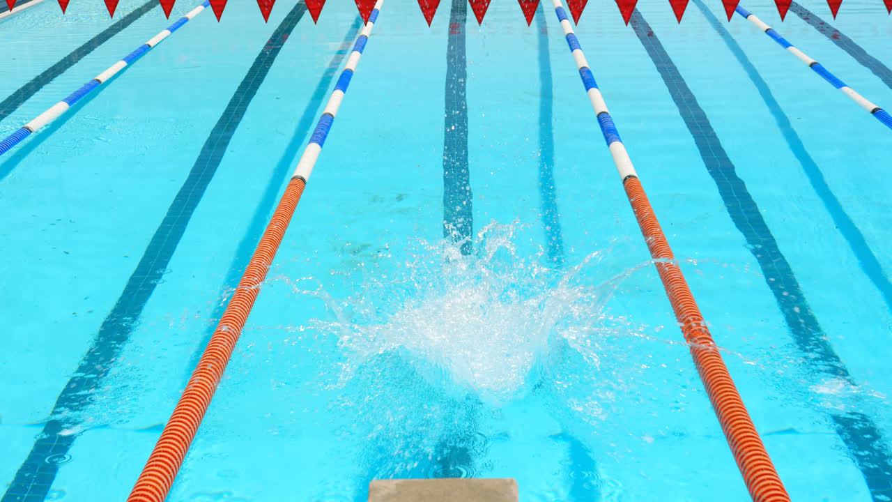 수영장 에 뛰어드는 남자 수영 선수 4k