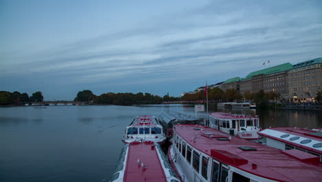 Horizonte-De-Hamburgo-Al-Atardecer,-Cielo-Nublado