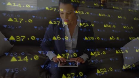 animación del procesamiento de datos financieros sobre una mujer de negocios afroamericana hablando por teléfono inteligente