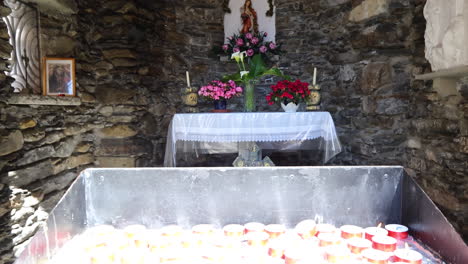 Wunderschön-Dekorierter-Altar-Mit-Blumen-In-Einer-Steinernen-Kapelle-In-Vernazza,-Cinque-Terre,-Italien