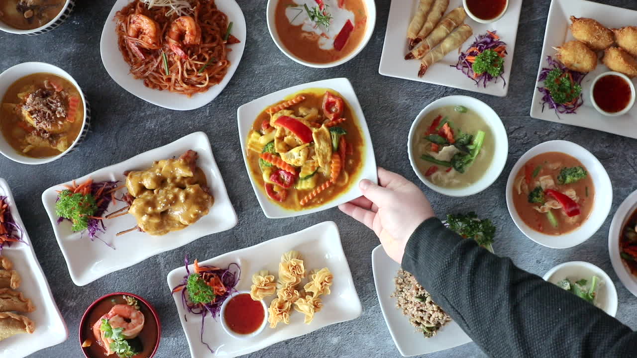 남성 손 테이블 센터에서 태국 요리 요리를 따기