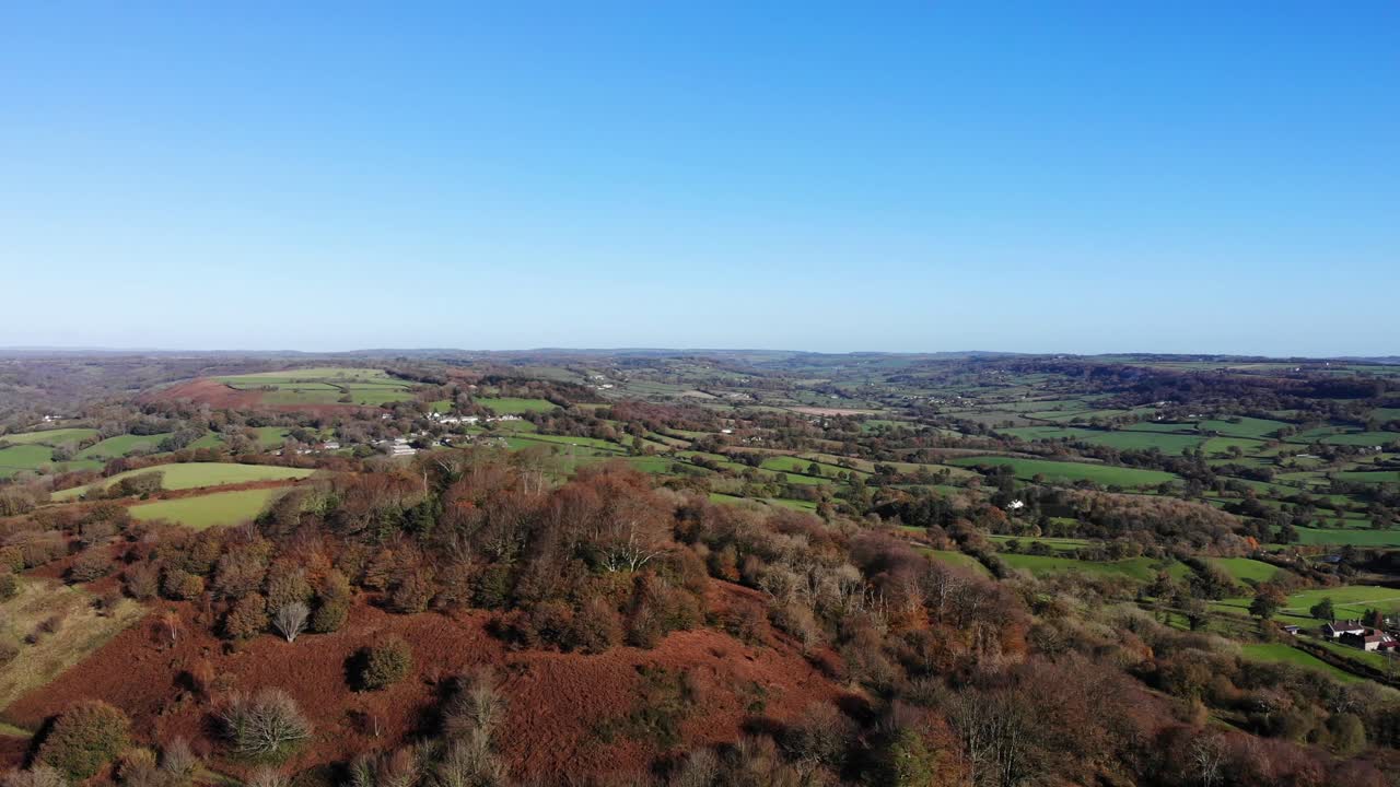 antena girando en círculos dumpdon hill mirando hacia el cielo azul y los campos verdes de east devon, inglaterra