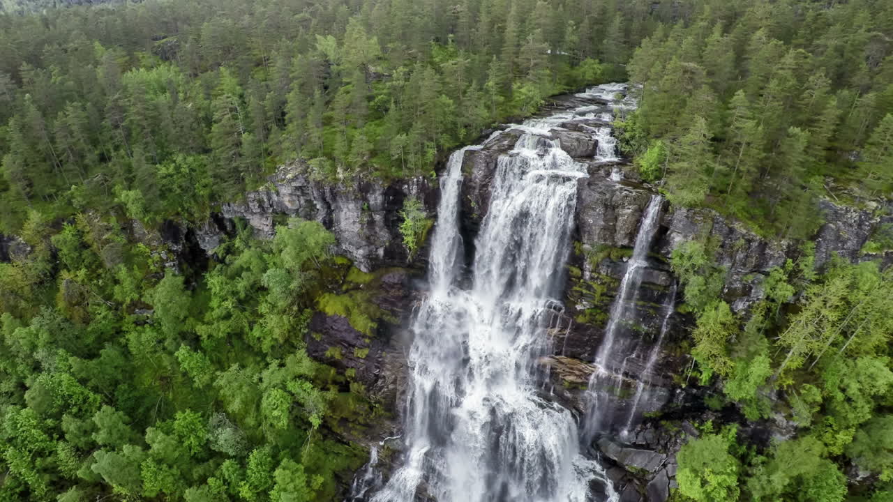 imágenes aéreas de la cascada de tvindefossen, noruega