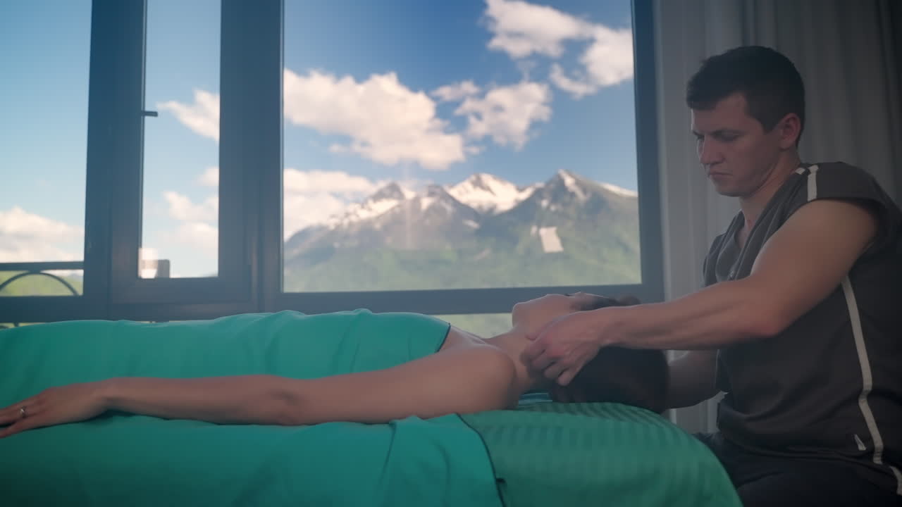 산 전망 을 가진 마사지 를 받는 여자