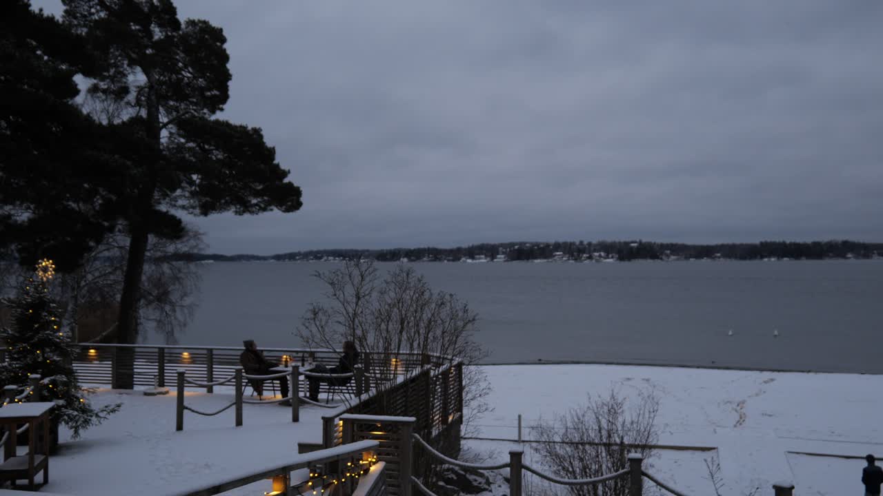 호수 앞 눈 덮인 풍경