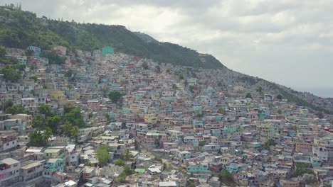 asombrosa antena que se eleva lentamente sobre las interminables favelas de tugurios y barrios de chabolas en el distrito de cite soleil de puerto príncipe, haití