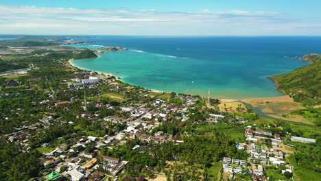 playa mandalika en el desarrollo de la ciudad de kuta en la isla de lombok, indonesia, vista aérea