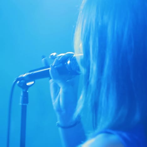 artista mujer cantante con un micrófono