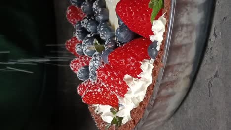 tarta de frutas y bayas con corteza de cacao y crema de vainilla con leche - vertical