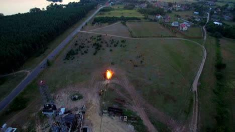 disparo aéreo de gas a alta presión desde el pozo de gas al atardecer.