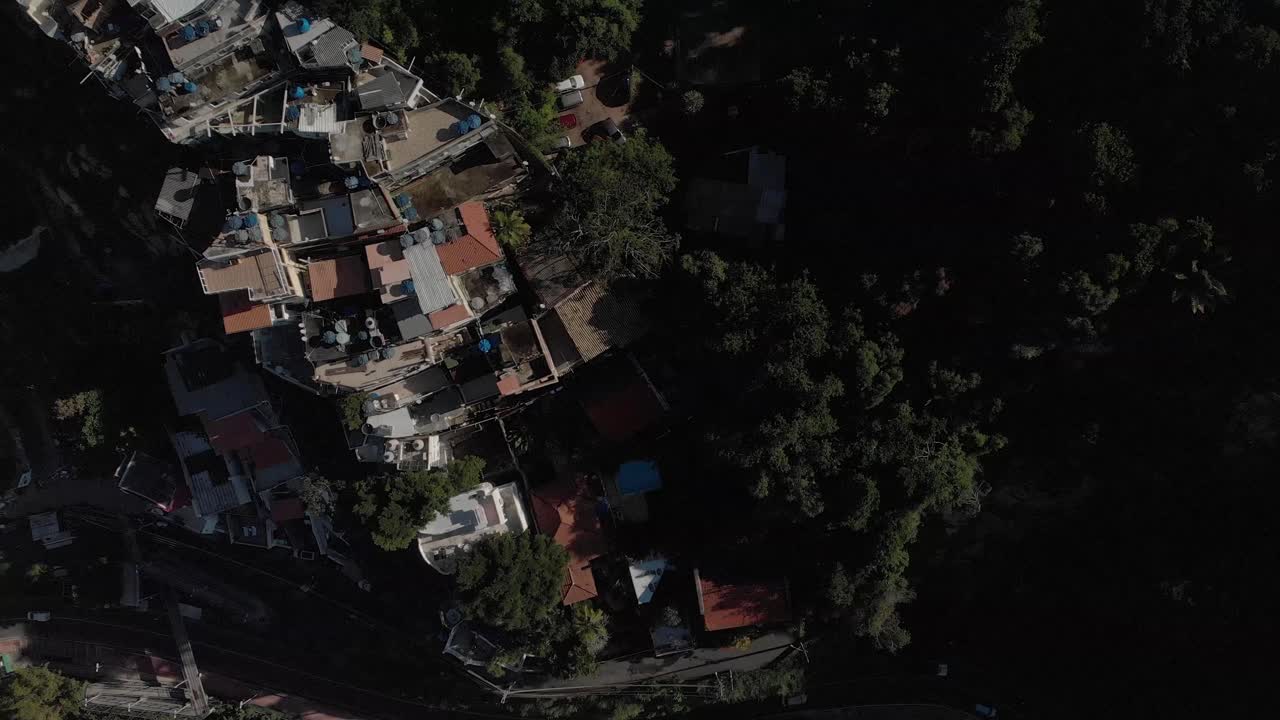 vista aérea de arriba hacia abajo de la pequeña favela chacara de río de janeiro en las laderas de la montaña de los dos hermanos al lado del barrio de chabolas vidigal más grande