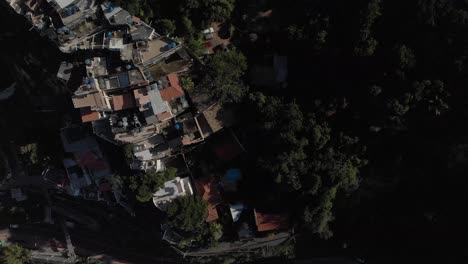 Luftaufnahme-Von-Oben-Nach-Unten-Auf-Die-Kleine-Rio-De-Janeiro-Favela-Chacara-An-Den-Hängen-Des-Zweibrüderbergs-Neben-Der-Größeren-Vidigal-elendsviertelstadt