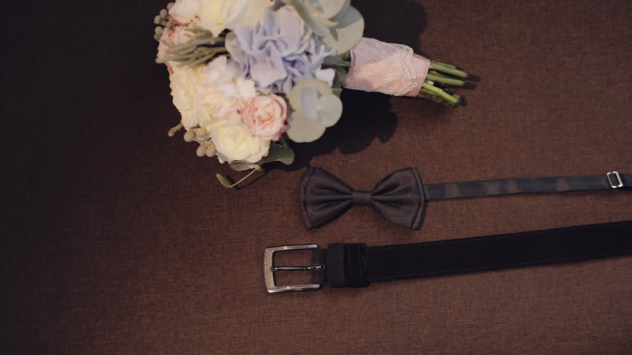 hermoso ramo de bodas, corbata de papagaio y cinturón del novio. accesorios de bodas