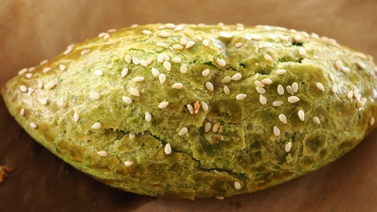 ごまがトッピングされた焼きたての抹茶パン