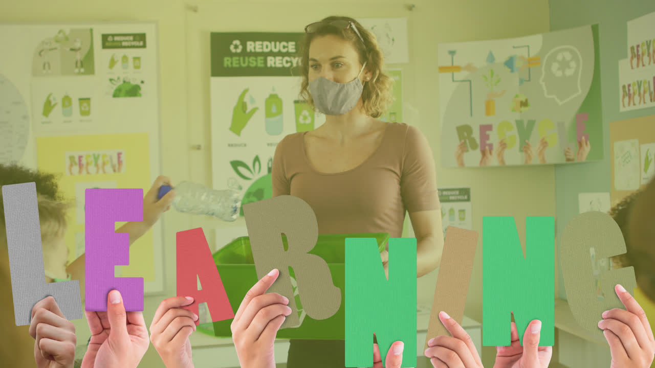 анимация учебного текста над кавказским учителем с разнообразными школьниками, разделяющими отходы