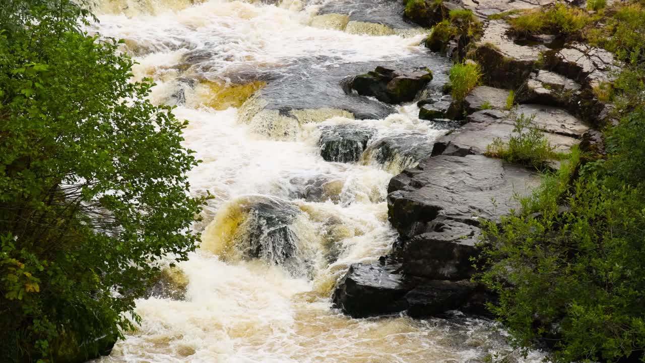cascada que fluye a través de las rocas y la vegetación