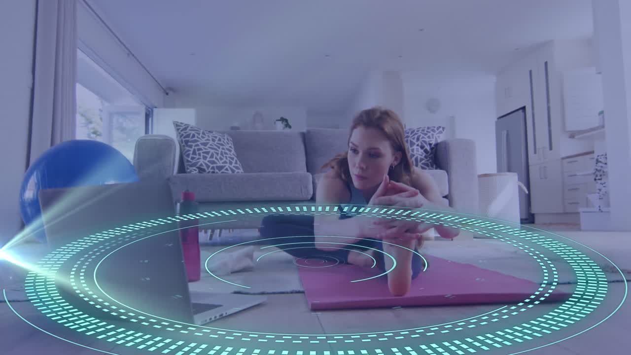 animación del procesamiento de datos sobre una mujer caucásica haciendo ejercicio, usando una computadora portátil
