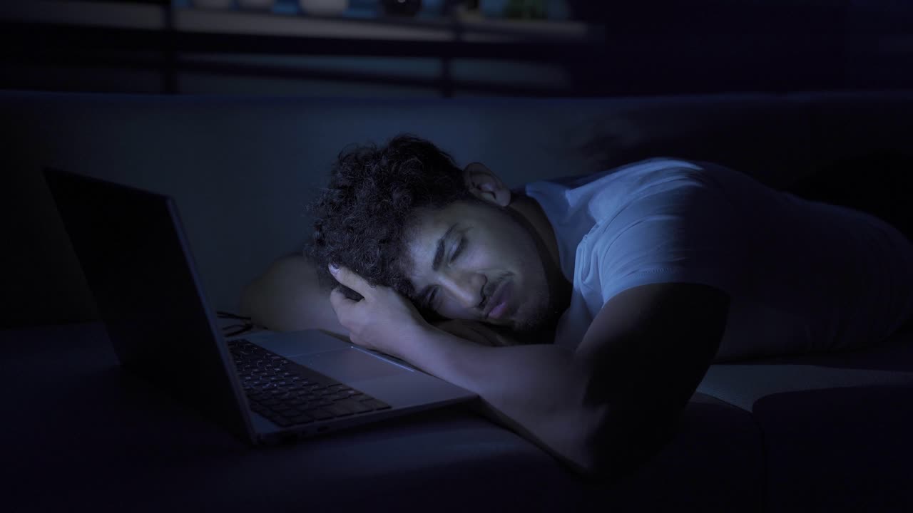 desdichado joven solo agotado.