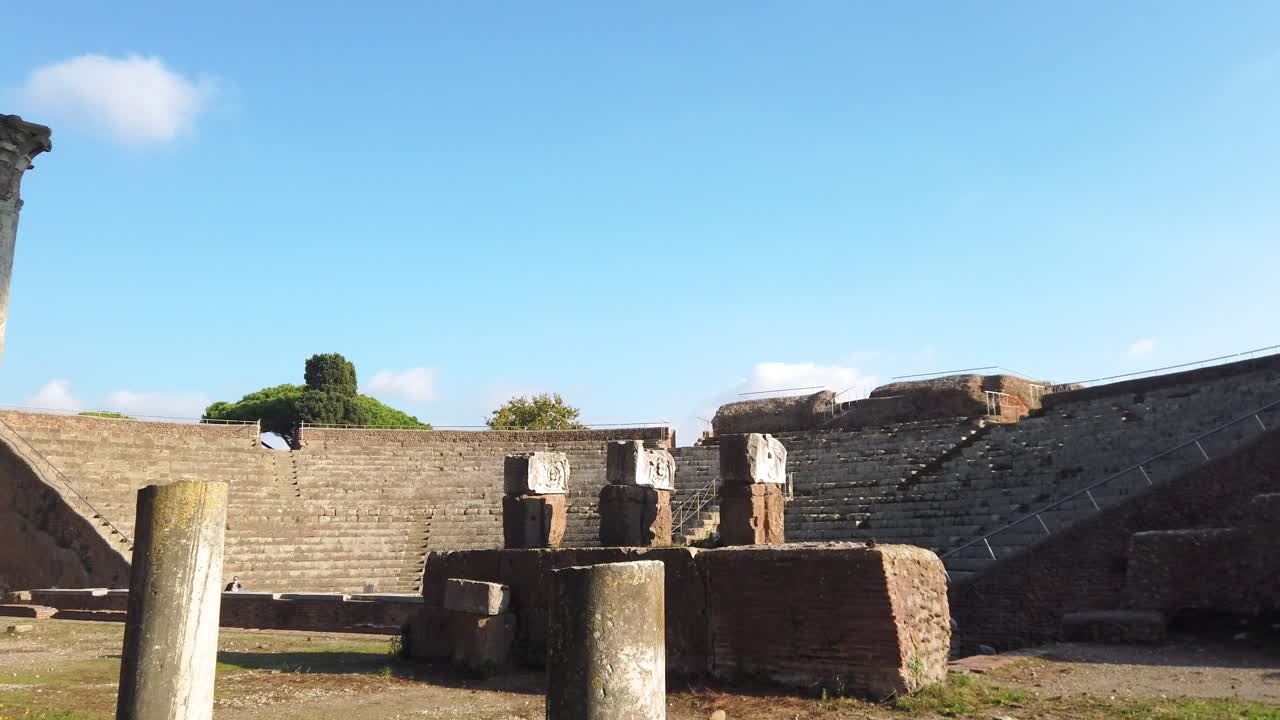 anfiteatro de ostia antica, sitio arqueológico mundialmente famoso de la antigua roma, movimiento panorámico a la derecha