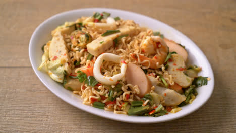 Instant-noodle-spicy-salad-with-mixed-meats---Asian-food-style