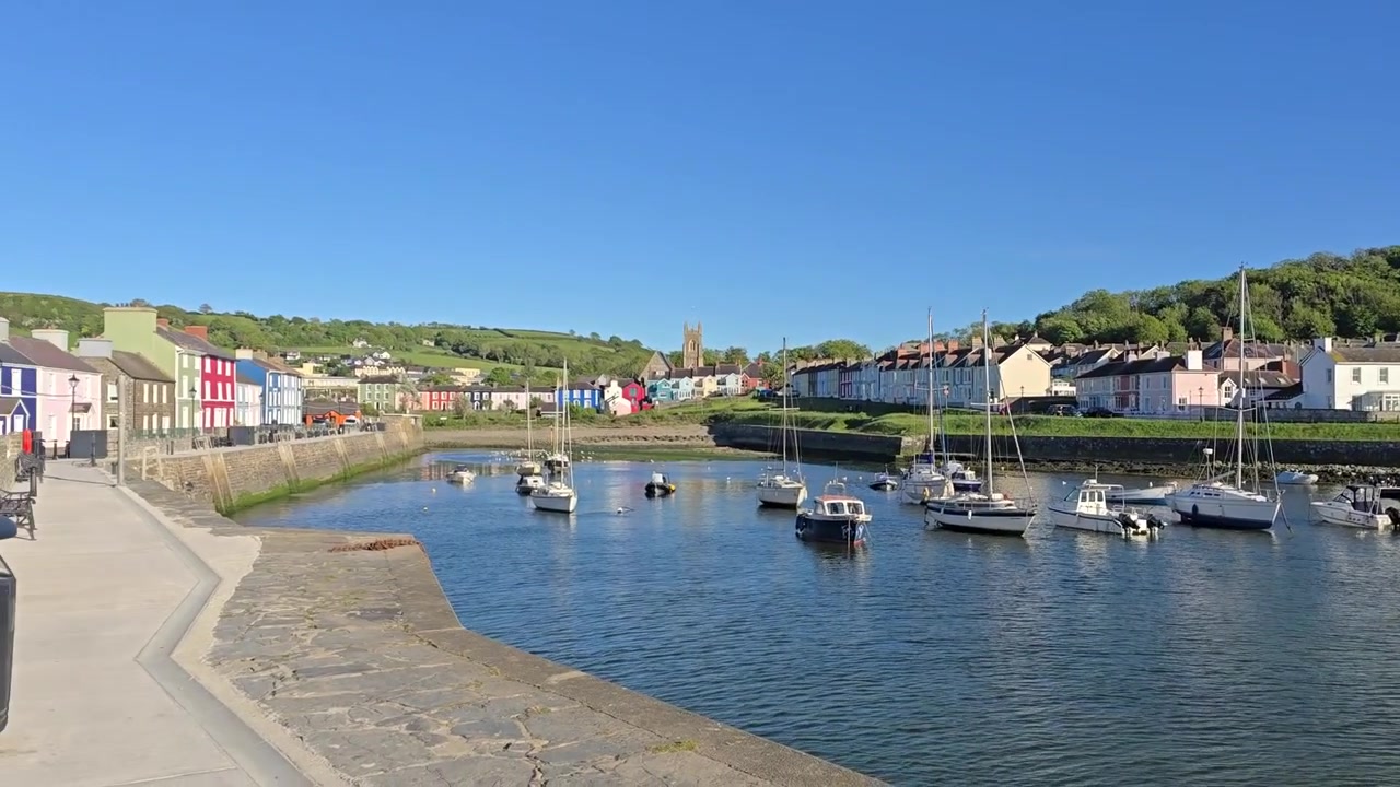 Casas coloridas pintadas ao redor do porto de Aberaeron, Baía de Cardigan, oeste do País de Gales, em um dia ensolarado de verão. Panorâmica para a esquerda.