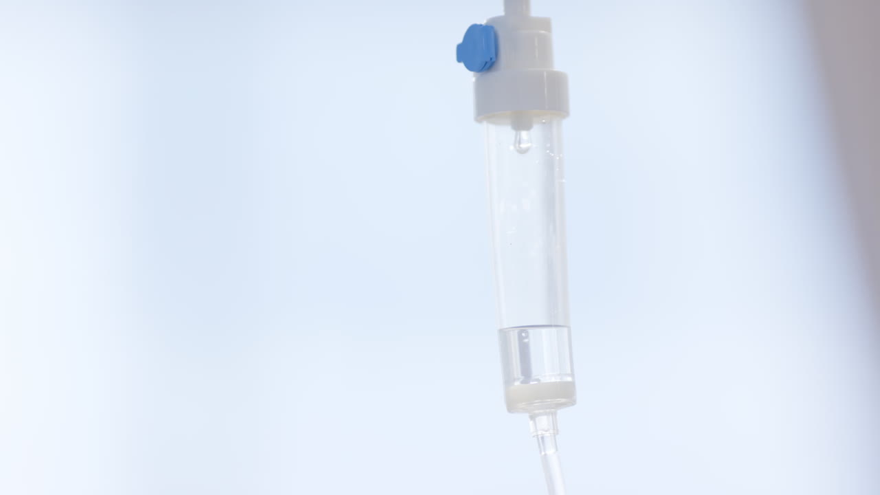 близкий вид падающих капель в больничной комнате, медленное движение