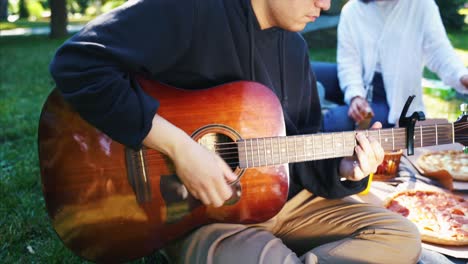 amigos disfrutando de un picnic en el parque con música