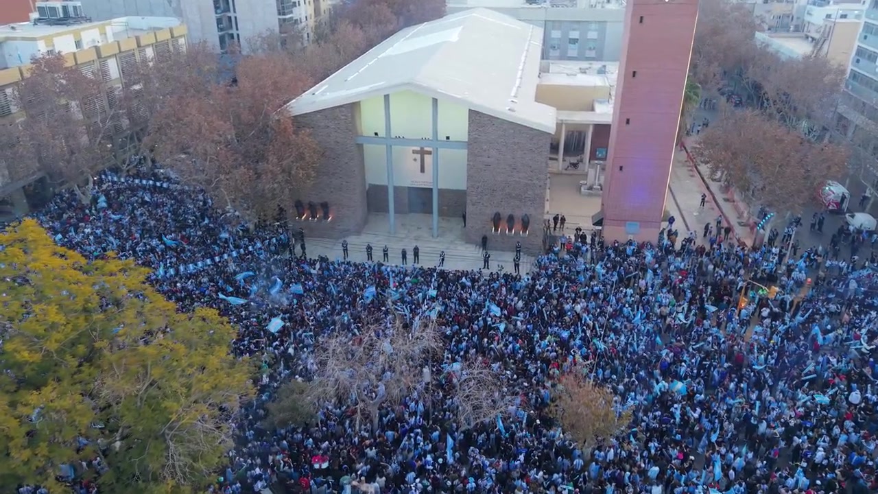 Vista aerea di tifosi argentini che celebrano la vittoria della Coppa del Mondo in Plaza 25 de Mayo a San Juan