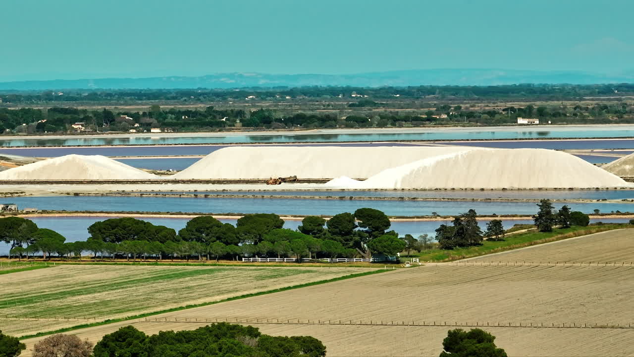 공중 사진: "dune de sel" at salin du midi, camargue 소금 평면.