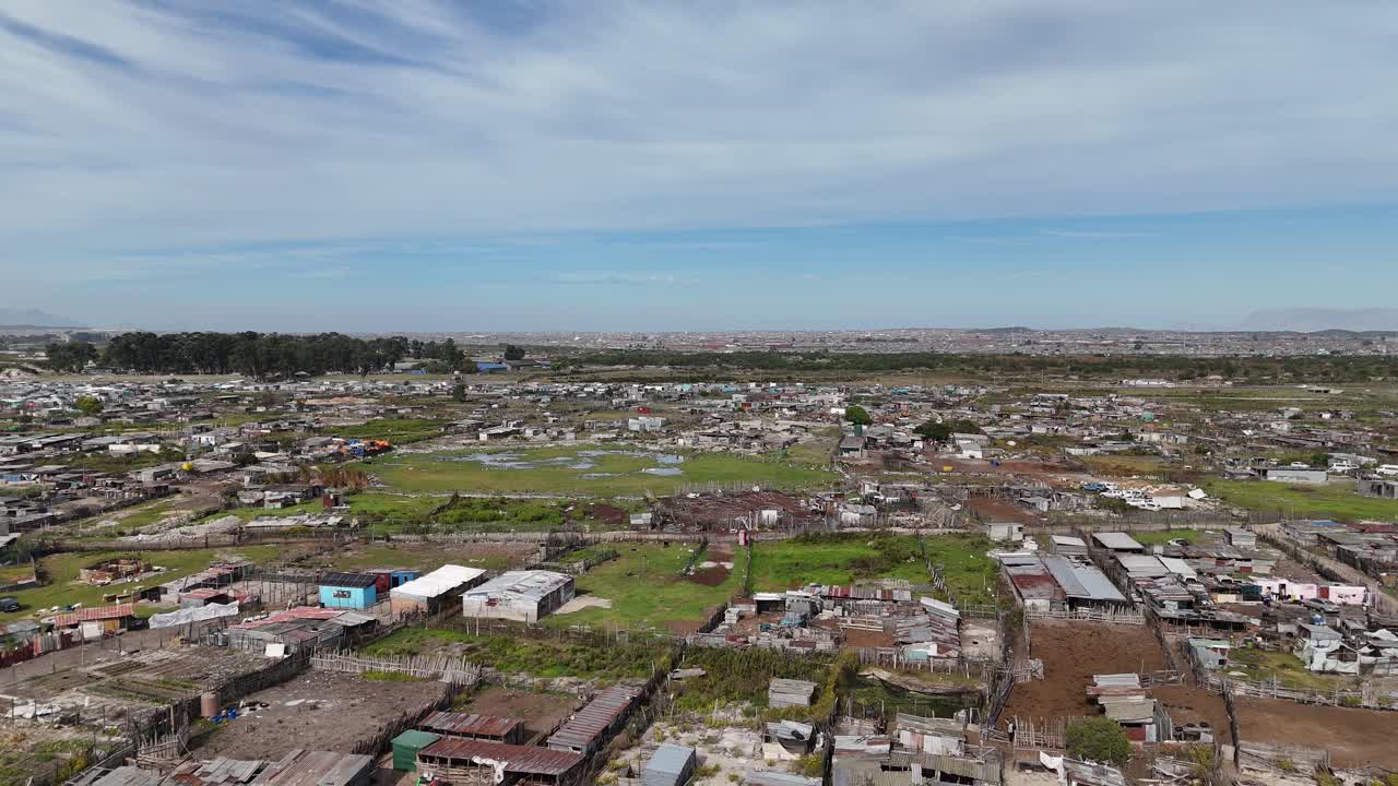 Toma con dron de una comunidad rural de bajo coste en Sudáfrica que muestra una zona de pobreza de clase baja