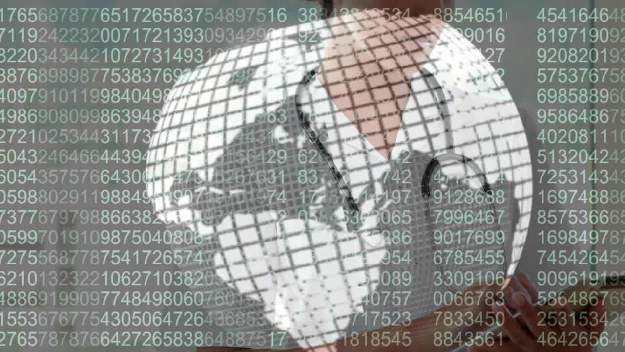 animación del globo que gira sobre una feliz mujer médica biracial mirando a la cámara