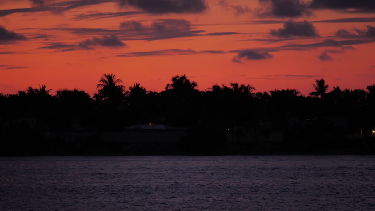 Sunset Key près de Key West, Floride, se détachant en silhouette sur un magnifique fond de coucher de soleil orange et rose