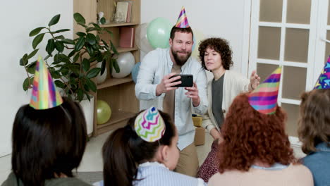 personas celebrando cumpleaños