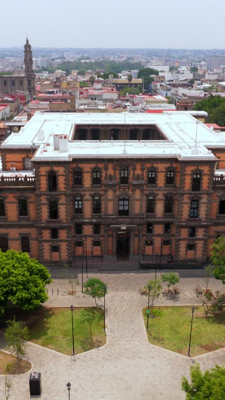 Orbita aerea verticale che sorvola la facciata dell'edificio del Ministero della Cultura a Guadalajara, Messico
