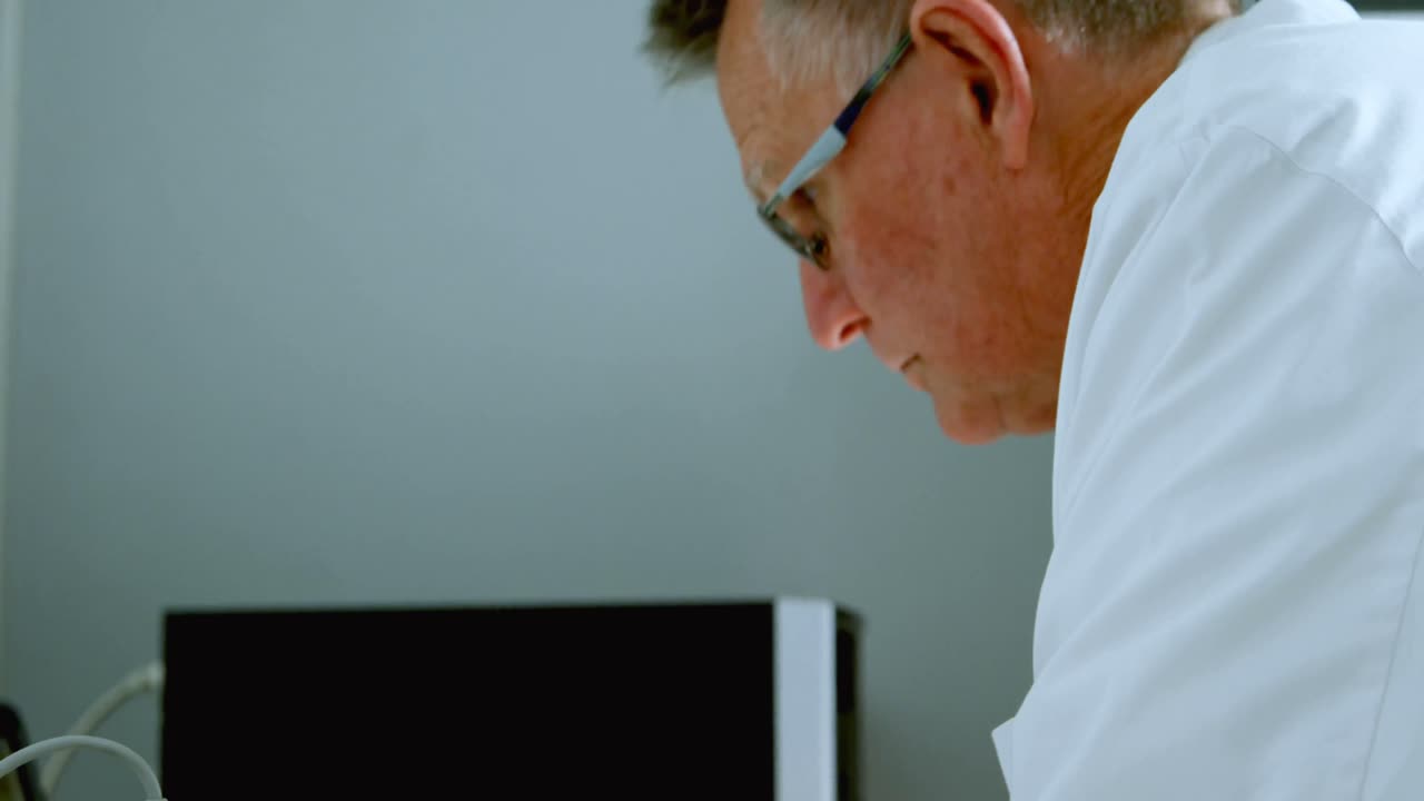 científico masculino trabajando en el escritorio 4k