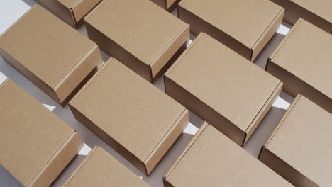 vídeo de cajas de cartón con espacio para copiar sobre fondo blanco