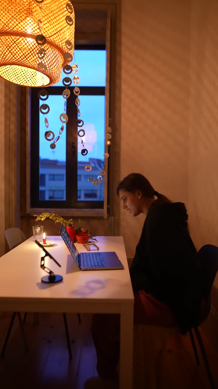 창문 의 테이블에서 집에서 일하는 여자.