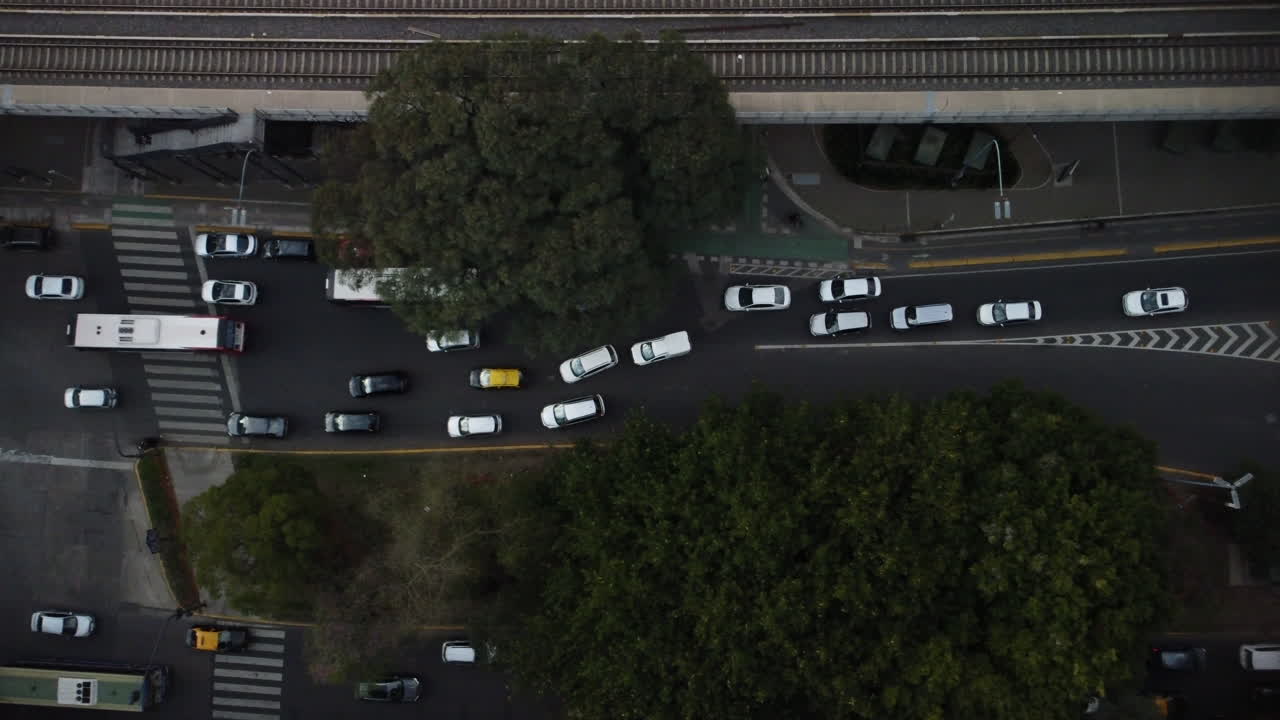 고속도로에서 교통 체증, 자동차가 움직이기 시작합니다,  ⁇  자동차