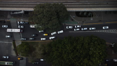 atasco de tráfico en la autopista, los coches comienzan a moverse, coches blancos